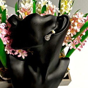 E26- Fashion Jewelry Beautiful Silver Earrings with Pearl in BN condition